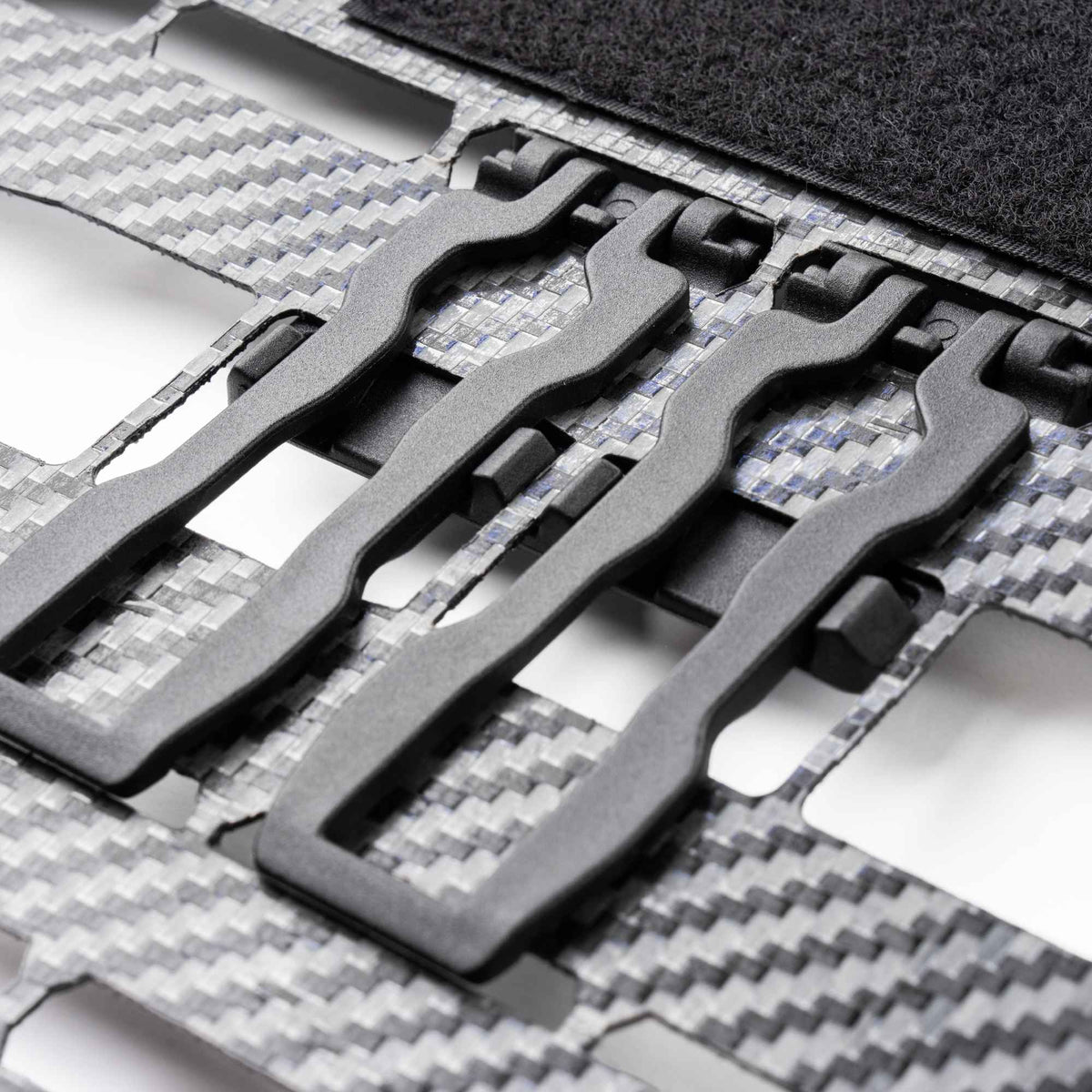 Back view of a black FHF Snapcor buckle mounted on a gray multi-point webbing strap.